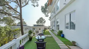 ELIVAAS Signature Stars and Windsongs with Shared Pool, Garden, Game Zone, Restaurant, & Hill Views Pet-friendly - Image 3
