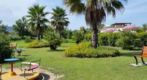 Appartement adapté aux familles avec terrasse et piscine - Image 5