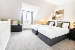 Stylish House | Sleeps 6 | Fast Wi-Fi | Parking - Image 2