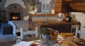 Chalet in pietra e legno con caminetto - Image 4