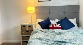 Aldershot Spacious 3-Bedroom House with Fast Wi-Fi & Free Parking - Image 2