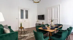 Luxurious Prestige Residence next to the New York Café - Image 2