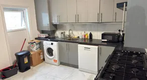 London Smart Stay - Plaistow - Image 4