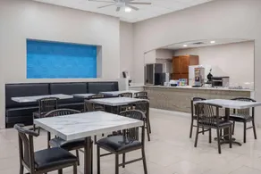 Days Inn & Suites by Wyndham Niagara Falls/Buffalo - Image 4