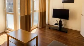 3 Bed - Sleeps 5 - Balcony - Ctrl London - Parking - Image 2