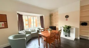 Large 4 Bedroom Sleeps 8, Spacious Apartment for Contractors and Holidays near Bedford Centre - 1 FREE PARKING SPACE & FREE WIFI - Image 3