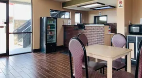 Economy Inn of Holland - Image 3