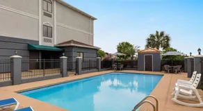 Days Inn & Suites by Wyndham Prattville-Montgomery - Image 4