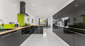 Perfect Booking 4 Bed Home in Cheltenham - Image 2