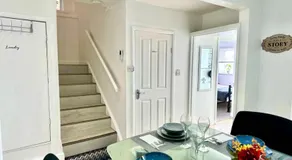 Spacious 5 Bedroom Family House Sleeps 13 Free Parking 5 min driving to Bicester Village - Image 5