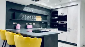 Glasgow City Central Executive Triplex House, 3 Bedroom 3 Bathrooms 1 living room Kitchen - Huge Terrace for Master Bedroom - Private E Parking LEZ Congestion Zone Free - Garden - 5 mins drive to City Centre Central Station - Image 5
