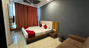 Hotel Dumas Near Airport - Image 4