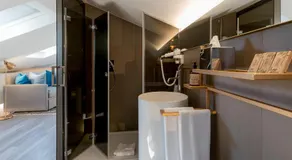 Up Hotel - Image 4