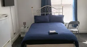 Studio Sleeps 2 near Priory Woods - Image 2