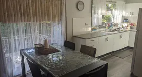 BIDWILL GARDENS - 2 Rooms A Private Room with a King-Size Bed or Open Lounge Room Floor Mattress SHARED Bathroom FREE Kitchen Essentials FREE Laundry Facilities Fast NBN WIFI HDTV NETFLIX, YOUTUBE, KAYO Meal and Transport Service Available - Image 5