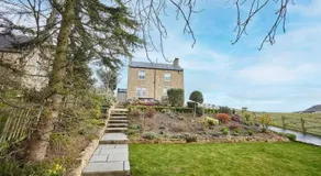 House Sleeps 12 with Parking and Garden - Image 5