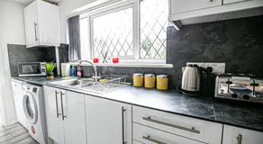 Central Leamington Spa House with Free Parking, Fast Wifi, Smart TV with Free Netflix and Garden by Yoko Property - Image 4