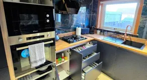 Super luxury 2 bedroom, full house sleep 5 with garden & parking close to airport - Image 5