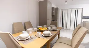 D'Luxe 3 - 5 beds En-suite Home in London - Image 2