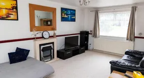 3 bed home sleeps 8 people located 1 min from train stop - Otley Terrace - Image 2