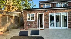 Modern 1BR Flat, Parking , Garden, Sleeps 4 - Image 5
