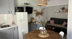 Maison au milieu des bois et des animaux - Image 3