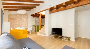 CA3 - Duplex de dos dormitorios en el Centro Histórico con garaje - Image 2