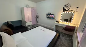 Pink Room - Image 4