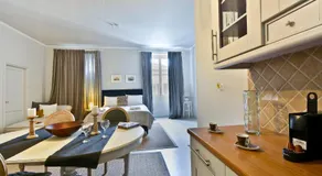 LISTON'S Central Suites - Image 2