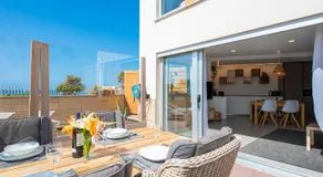 MEDANO4YOU Surfers Paradise Beachfront Home - Image 4