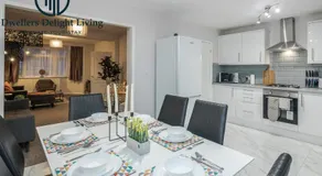 Dwellers Delight Living Ltd Serviced Accommodation Fabulous House 3 Bedroom, Hainault Prime Location ,Greater London with Parking & Wifi, 2 bathroom, Garden - Image 2