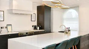 Beautiful 2 Bed Apartment with Parking in the Bay - Pass the Keys - Image 4