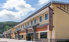 Floral banlan Hotel(Tulou Prince Scenic Area) - Image 3