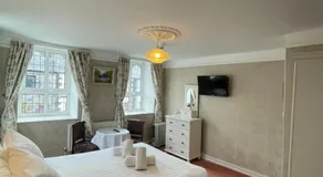 Riverside Guesthouse - Image 2