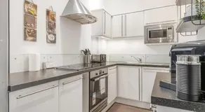 Central Apt Near Old Market Square with Parking - Image 3