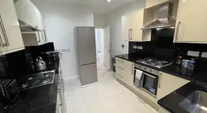 4 Wharncliffe Drive - Image 3