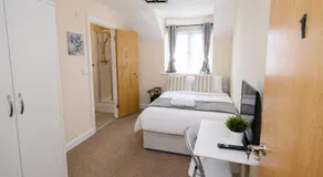The Bluewater Retreat - Modern 2-Bed House - Image 5