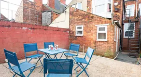 6 Roomy Bedrooms Favour Spacious Inn - Sleeps 13 Hull Central Location - Image 5