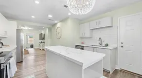 Island home with private pool and game room - Image 4