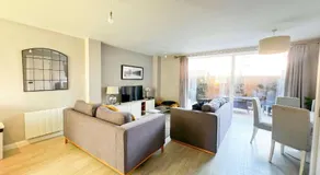 Deluxe Apartment near Cabot Circus w Parking sleeps 5 - Image 2