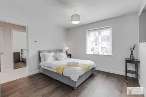 Elegant 5-Bed House with ample parking - Image 2