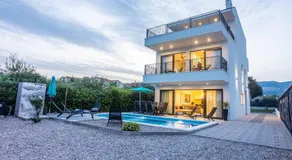 Beachfront Villa Sol&Mar with heated pool and jacuzzi - Image 3