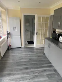 Spacious 4 Bed Contractor House Free Parking - Image 4