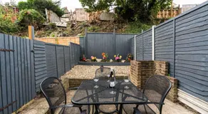 Dressed To Impress 2 bed house in Heart of Croydon Photo ID Required - Image 3