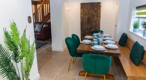 Gloucester-Beautiful 4 Bedroom Cottage-Sleeps 8-Free Parking-Fast Wi-Fi-Work or Leisure - Image 5