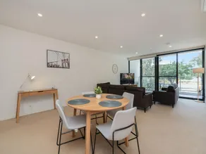 Bright 2-Bed Flat Near City Amenities - Image 4