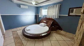 Johnnys hotel motel - Image 2