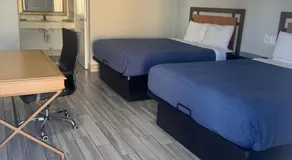CLOVER MOTEL  - Image 4