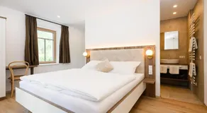 Double room, separate toilet and shower/bathtub, facing the garden - Image 2