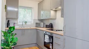 Spacious Home near Heathrow & Windsor with Parking - Image 3